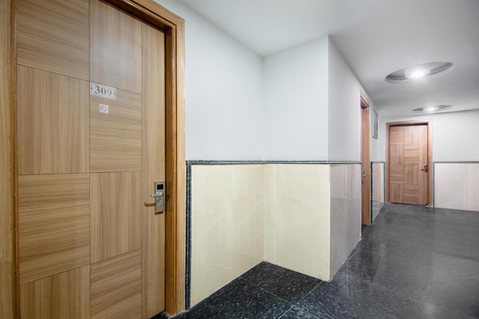 Hotel Lohmod At National Highway 8 - Free Airport Transffer Neu-Delhi Exterior foto